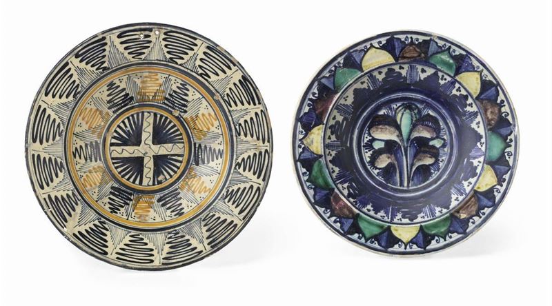 Due Piatti in Maiolica Policroma