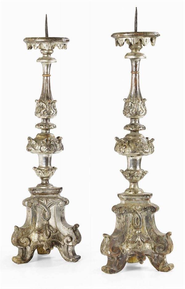 Coppia di candelieri in legno intagliato e argentato