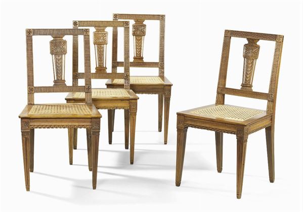Quattro sedie in legno di noce