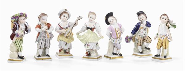 Sette statuette in porcellana policroma