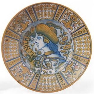 Piatto in Maiolica Policroma Metallizzata a Lustro
