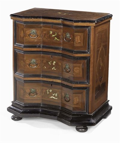 Piccola Credenza Lastronata in Legno di Noce con Intarsi in Avorio