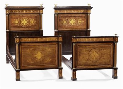 Coppia di Letti in Listra di Mogano con Intarsi in Legno Chiaro