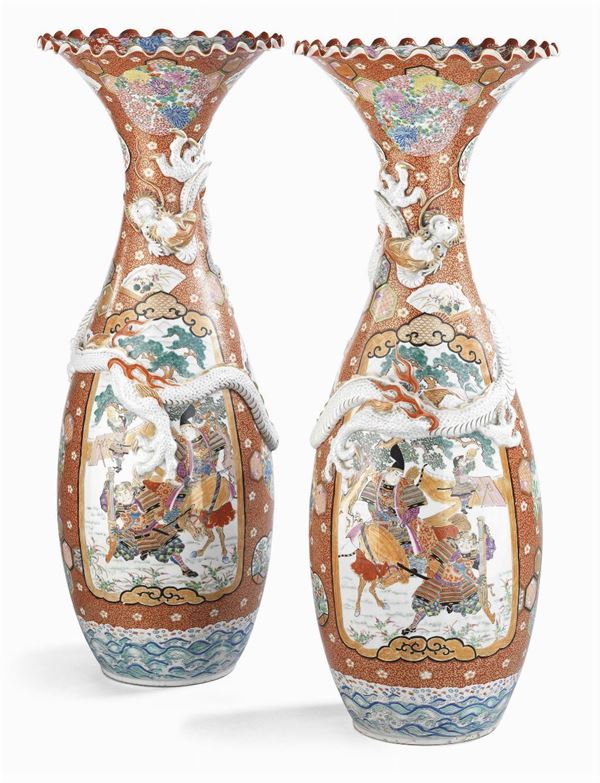 Coppia di grandi vasi in porcellana policroma di Hichiozan Chinsen