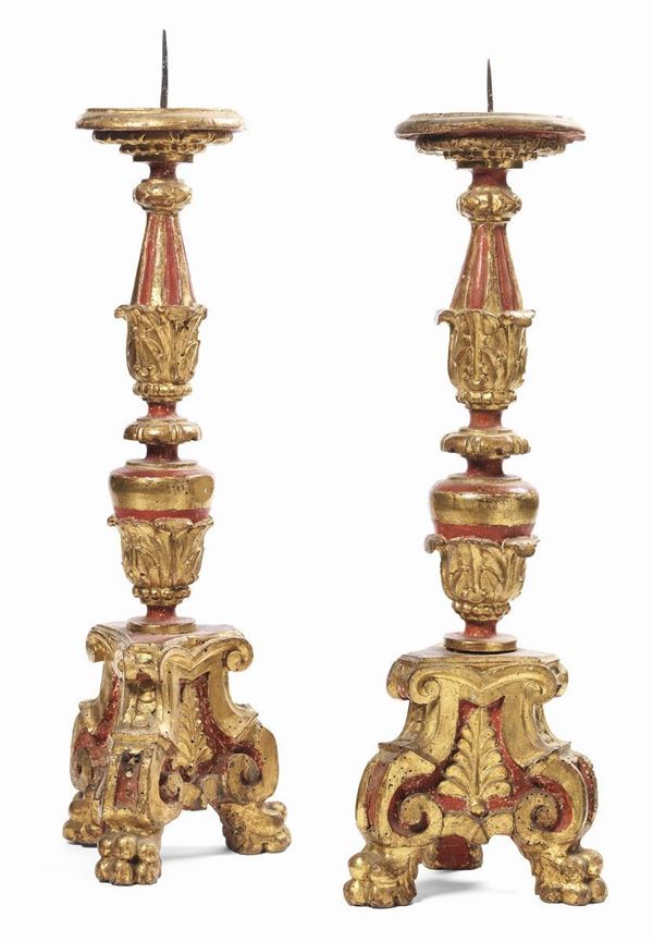 Coppia di candelieri antichi in legno intagliato, dorato e laccato rosso