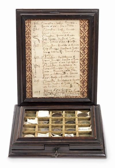 Monetiere Portatile in Legno Patinato Scuro con Legenda a Specchiera