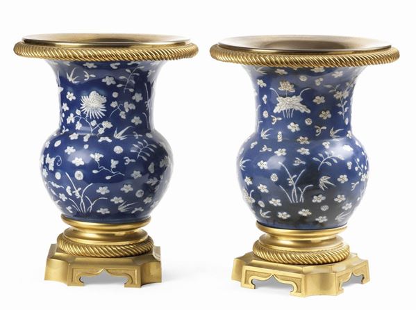Due vasi a balaustra in porcellana blu-bianca