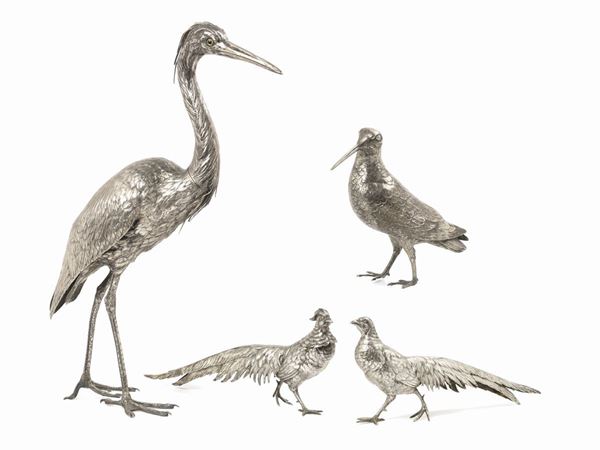 Gruppo di quattro uccelli in argento sbalzato