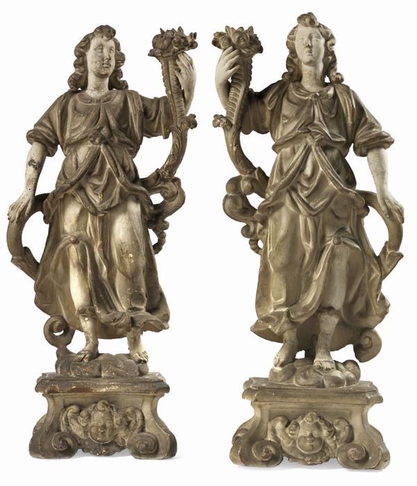 Due sculture in legno laccato