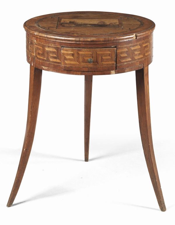 Tavolino rotondo lastronato in legno di noce e intarsiato a palissandro e ciliegio