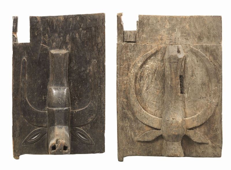 Due Porte in Legno Scolpito a Bassorilievo