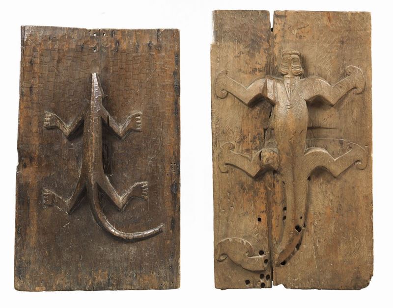 Coppia di Porte in Legno Scolpito a Bassorilievo