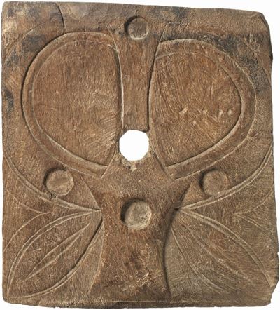 Porta in Legno Scolpito a Bassorilievo