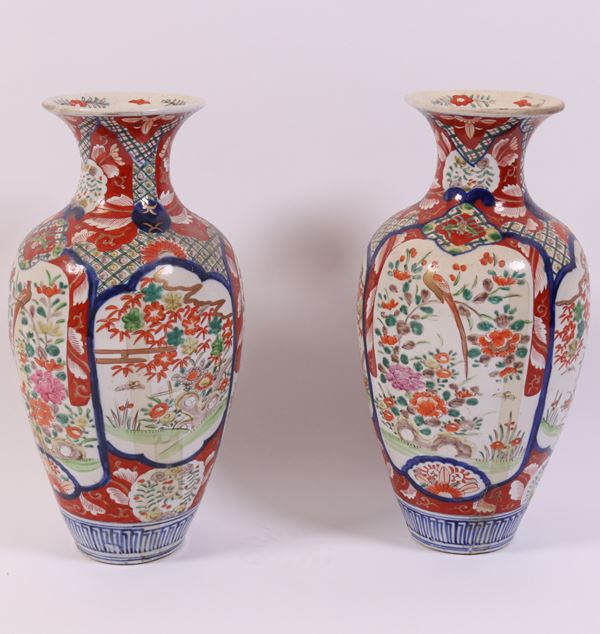 Coppia di vasi a balaustra in porcellana policroma  - Auction PARADE I - OLD MASTERS AND FORNITURES - Casa d'aste Farsettiarte