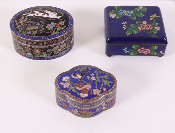 Tre pissidi in metallo a smalto cloisonné