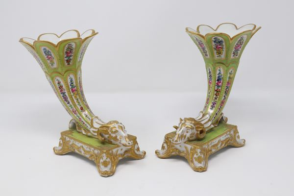 Coppia di rhyton in porcellana policroma