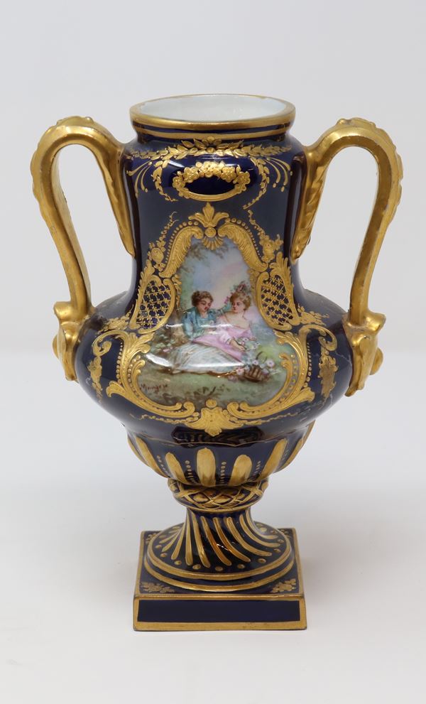 Piccola anfora biansata in porcellana blu e oro