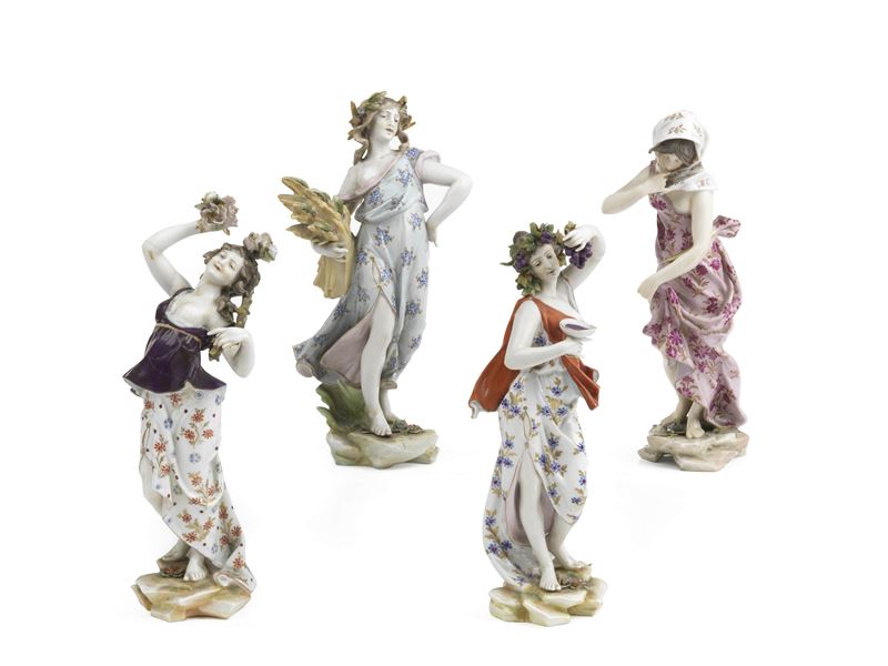 Quattro Statuette in Porcellana Policroma