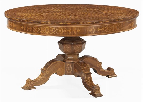 Grande tavolo circolare lastronato e intarsiato in legno di noce e legni vari