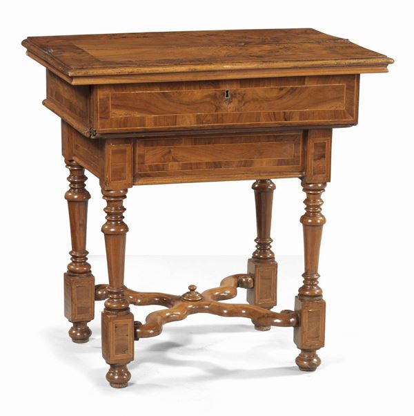 Tavolino scrittoio con piano e calata in massello di noce e radica  (fine XVIII secolo.)  - Auction OLD MASTER PAINTINGS AND FORNITURE - I - Casa d'aste Farsettiarte