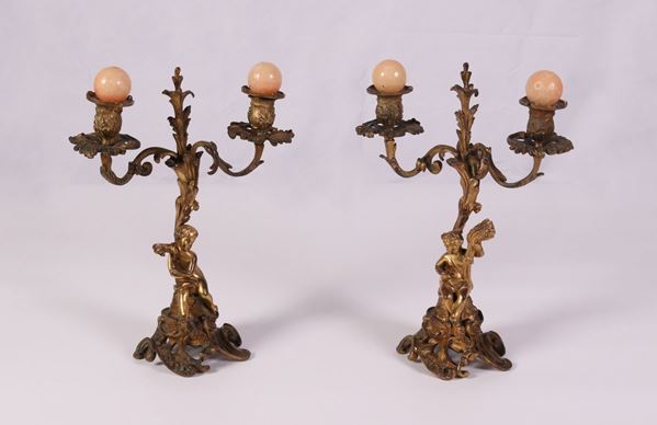 Due candelieri a tre luci in bronzo dorato