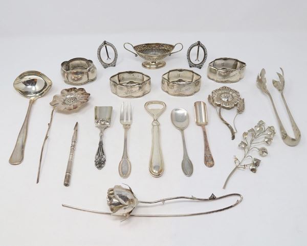 Diciannove oggetti in argento e metallo argentato