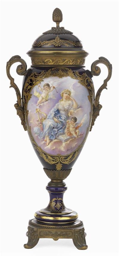 Vaso Biansato in Porcellana con Applicazioni in Bronzo Cesellato