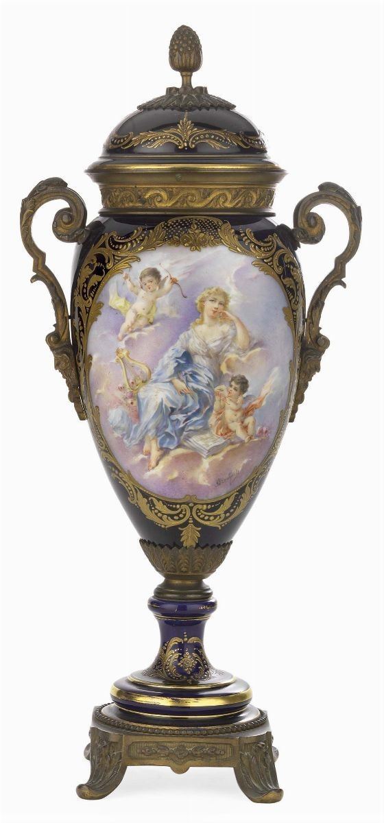Vaso Biansato in Porcellana con Applicazioni in Bronzo Cesellato
