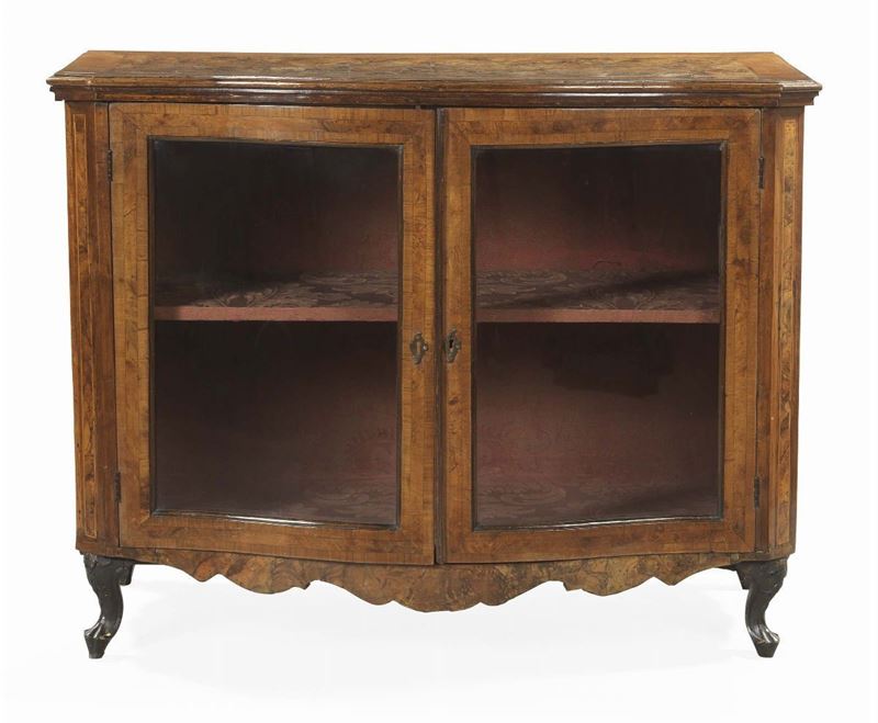 Credenza Mossa Lastronata e Filettata in Legno di Noce e Radica