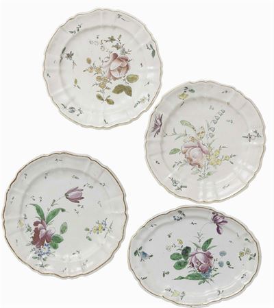 Tre Piatti e un Piccolo Vassoio Ovale in Maiolica Bianca