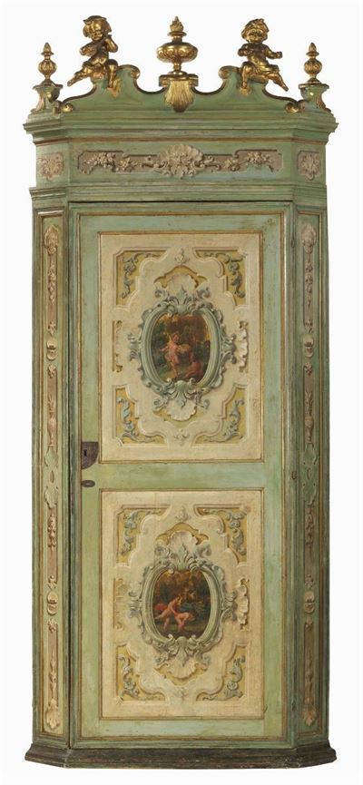 Coppia di Rare Angoliere in Legno Laccato, Intagliato e Dorato