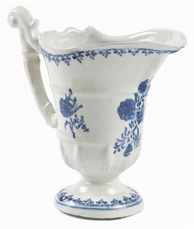 Versatoio a Elmo in Maiolica Bianco-blu