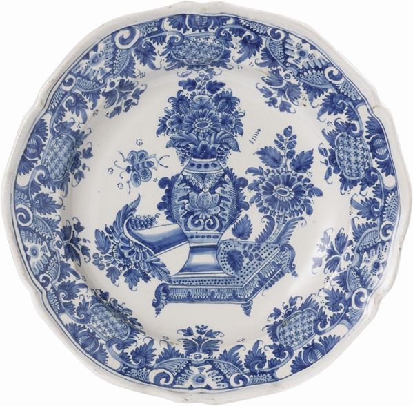 Piatto in ceramica bianco blu  - Asta IMPORTANTI DIPINTI ANTICHI - I - Casa d'aste Farsettiarte