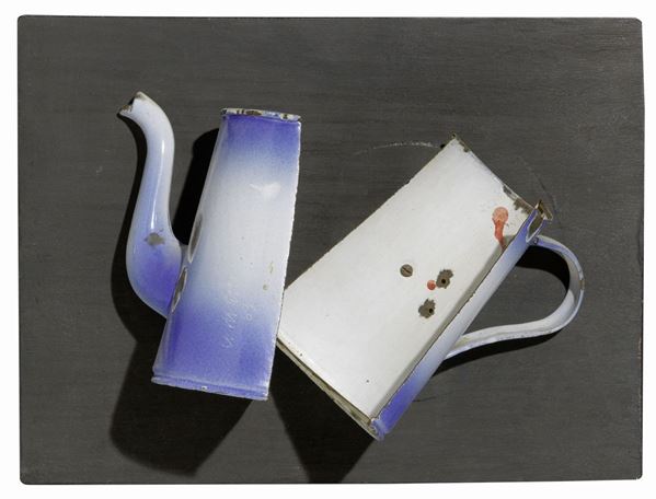 Arman : Senza titolo  (1963)  - Caffettiera smaltata e tagliata su tavola - Auction CONTEMPORARY ART - I - Casa d'aste Farsettiarte