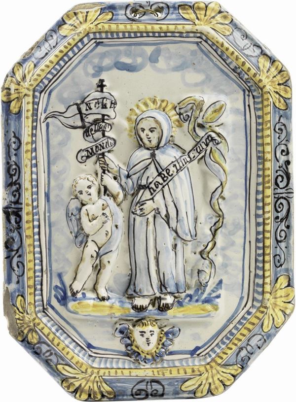 Targa a bassorilievo in maiolica