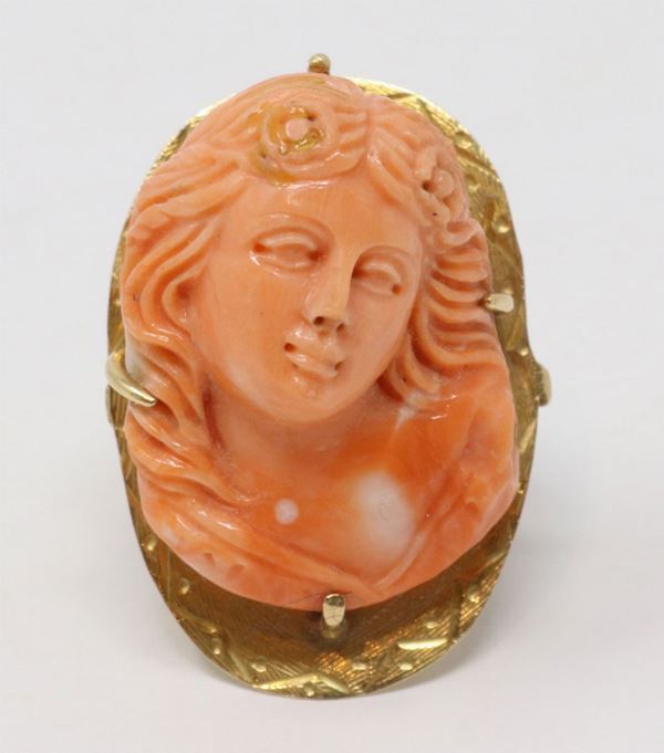 Anello in oro giallo con scultura in corallo