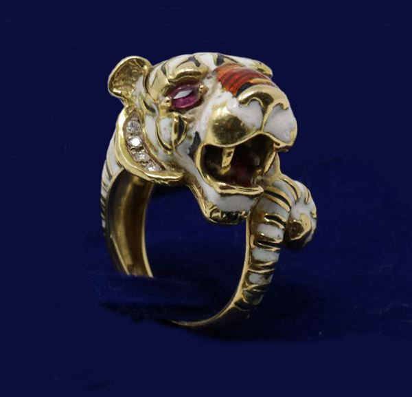 Anello in oro a forma di testa di tigre con smalti policromi e piccoli brillanti