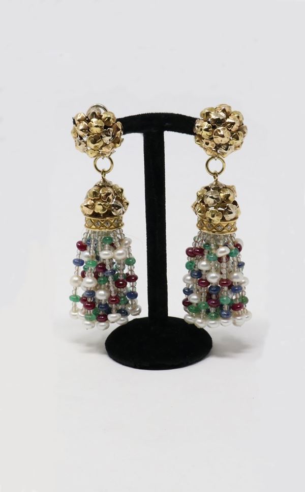 Orecchini pendenti in oro giallo con frange in perle, zaffiri, smeraldi e rubini