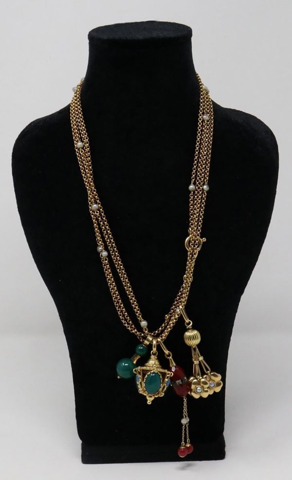 Collana a due fili in oro con perline e pendenti in oro e pietre dure