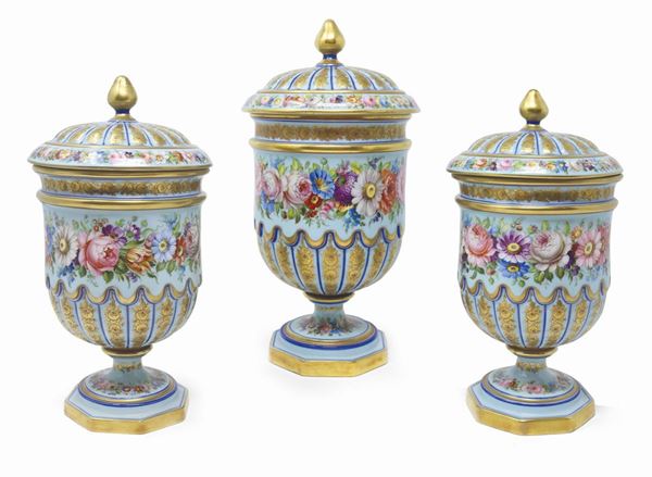 Set di tre vasi in ceramica con coperchio
