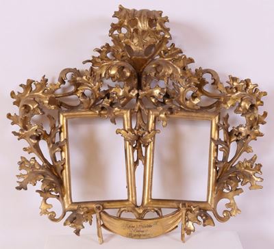 Cornice Riccamente Intagliata e Dorata con Foglie a Cartoccio