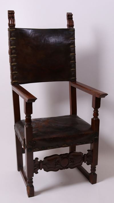 Seggiolone in Legno di Noce Intagliato