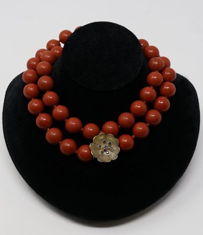 Collana in Pietra Dura con Fermatura in Oro Bianco e Piccoli Zaffiri