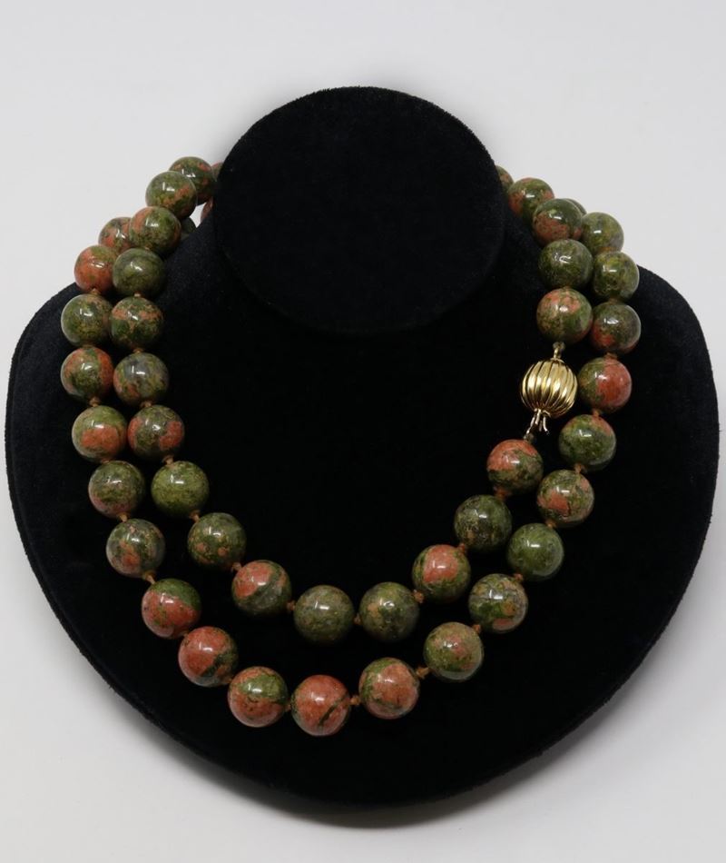 Collana in Pietra Dura con Fermatura in Oro Giallo