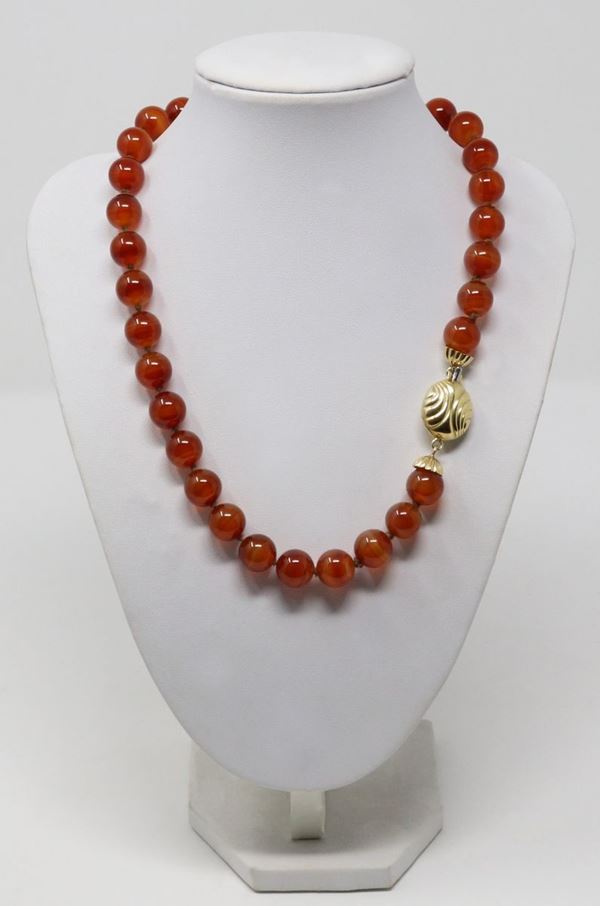Collana in corniola con fermatura in oro giallo