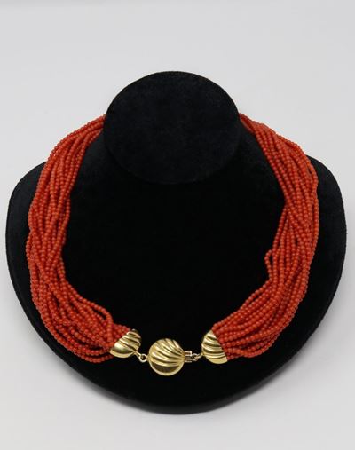 Collana Girocollo a Diciotto Fili in Corallo con Fermatura in Oro