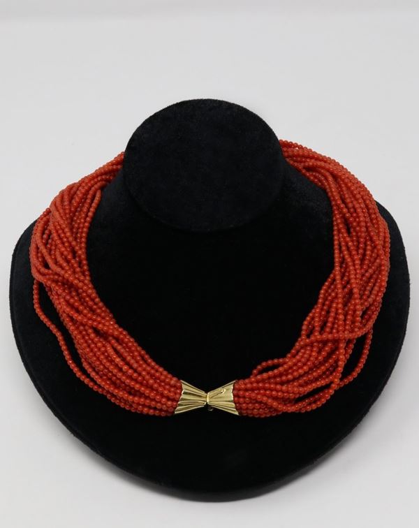 Collana girocollo a venti fili in corallo con fermatura in oro