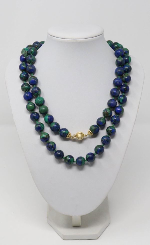 Lunga collana in lapislazzulo con fermatura in oro