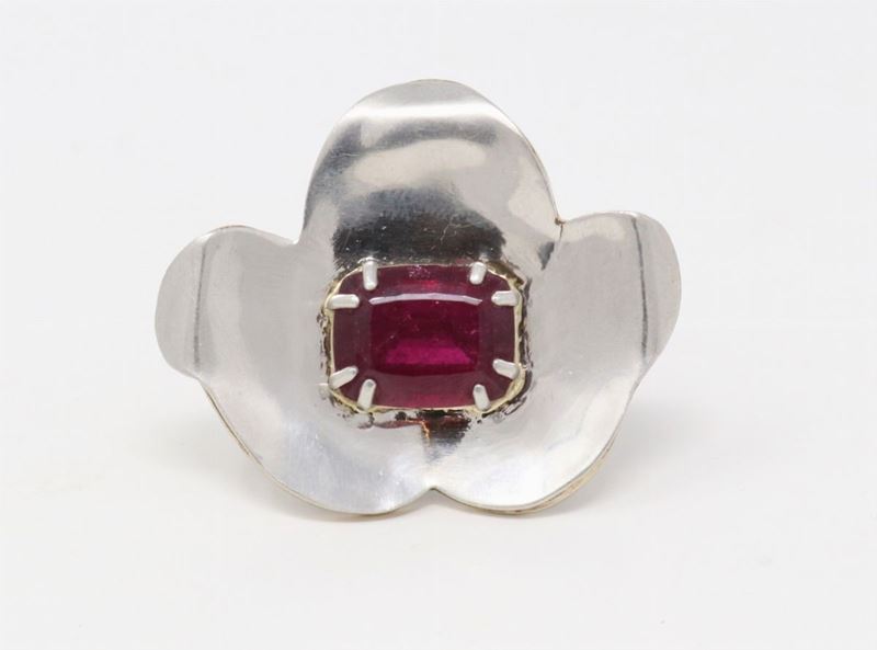 Anello in Oro Bianco a Forma di Fiore con Pietra Centrale
