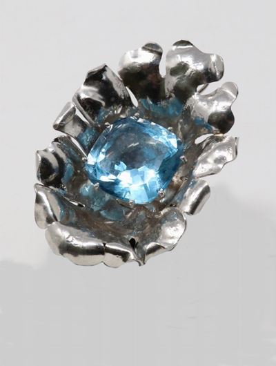 Anello in Oro Bianco a Forma di Fiore con Quarzo Azzurro Centrale